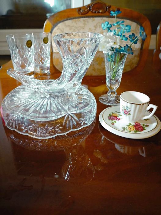 Portelan/cristal, bibelouri, etc. din vitrina 2