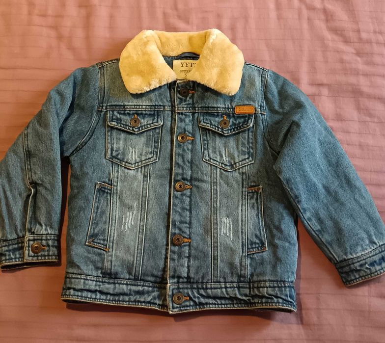 Джинсовая курточка утеплена на мальчика 5-6 летт