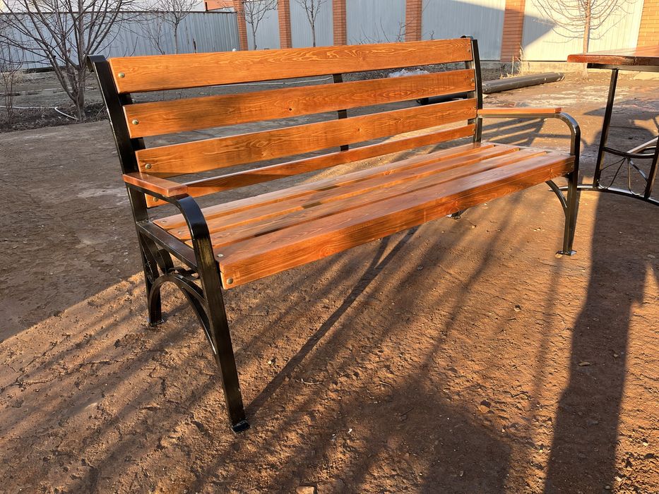 Садовые скамейки и лавки