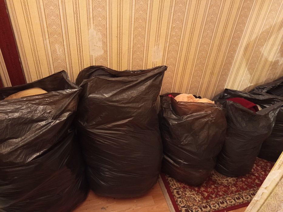 Отдам 6 мешков верхней одежды, вещи , обувь женские и детские