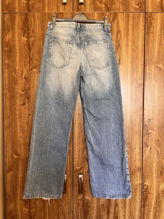 Сини дънки с леко избелял ефект Bershka