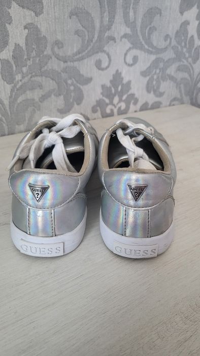 Оригинални обувки guess