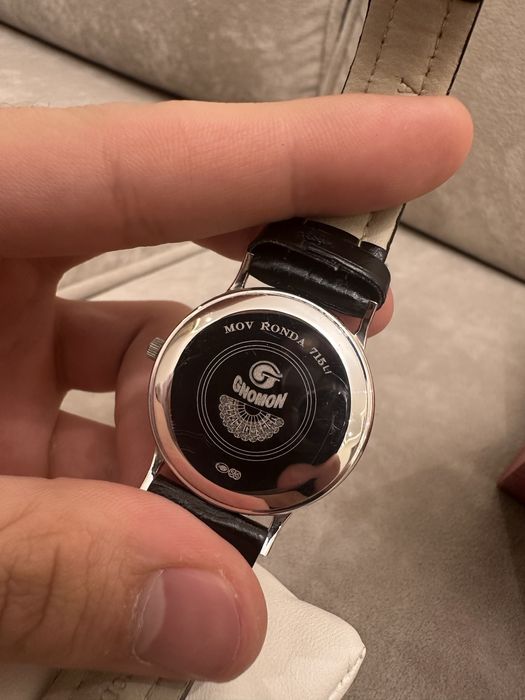 Золотые часы GNOMON