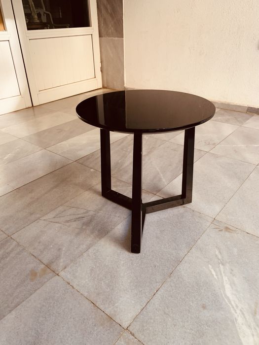 Дизайнерска италианска помощна маса – гланц черен плот, модерен стил