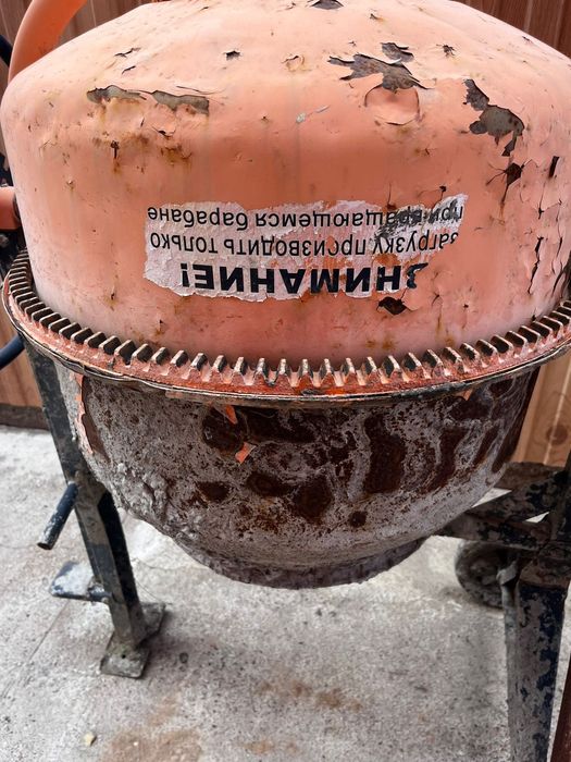 Бетономешалка в рабочем состоянии.