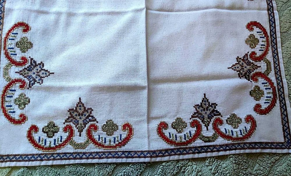 Ръчно бродирана покривка за маса (България, 60-те г)