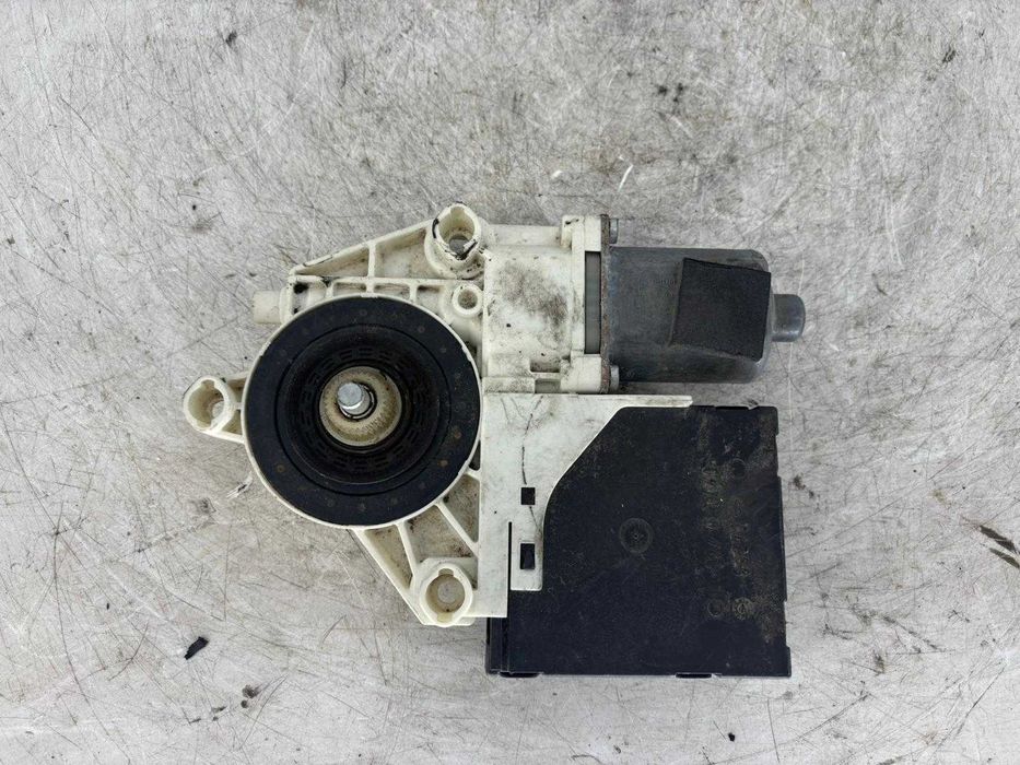 Motoras geam dreapta/stanga fata/spate Audi A3 8P an 2008