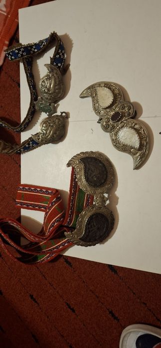 Месингови чанове и часовник