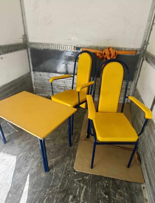 Маса с два броя столове