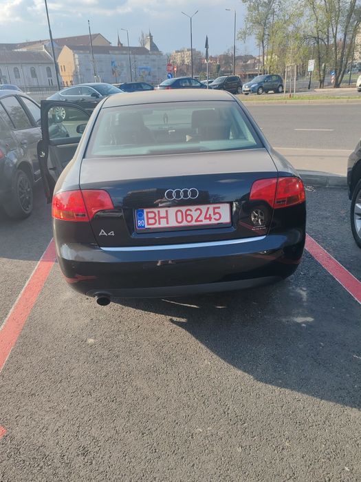 Vând urgent Audi A4, automat, interior piele gri, benzină