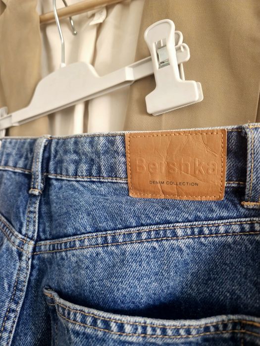 Разпродажба на СТРАХОТНО дамско дънки Bershka/Levi's - нова колекция