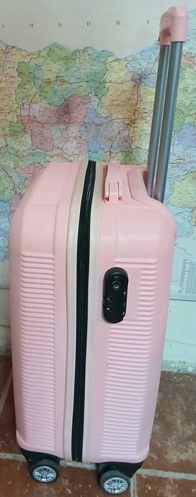 Куфар твърд с дръжка на колела