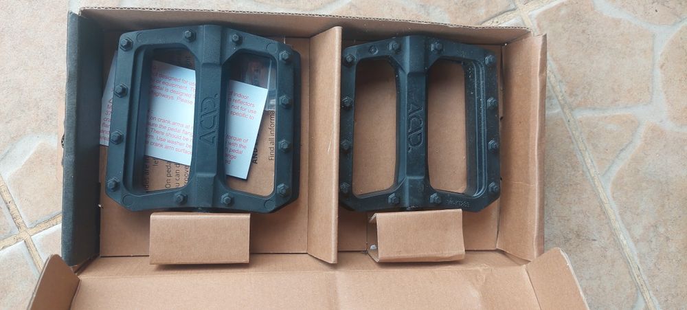 Furca carbon ,ghidon cursiera,tija sa,pedale noi.