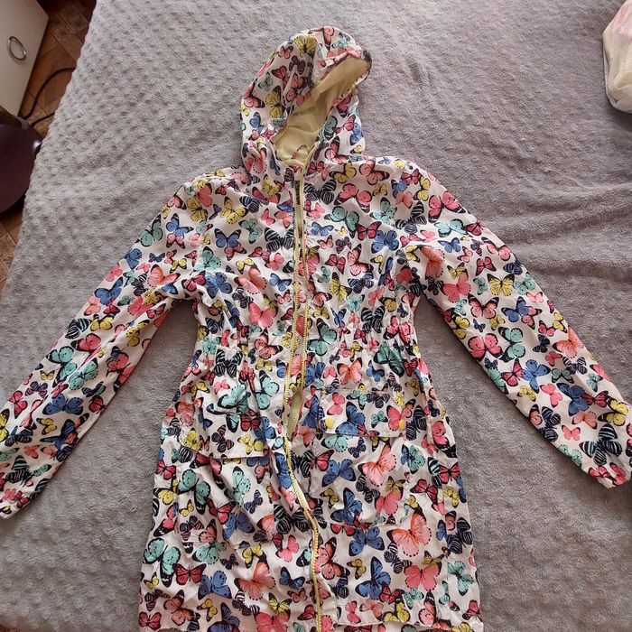 Продам куртки на девочку