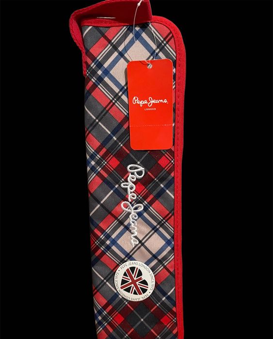 Несесер за училище , има и значка на марката Pepe Jeans