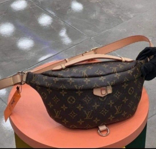 Borseta unisex Louis Vuitton, curea reglabila, saculet, etichetă inclu