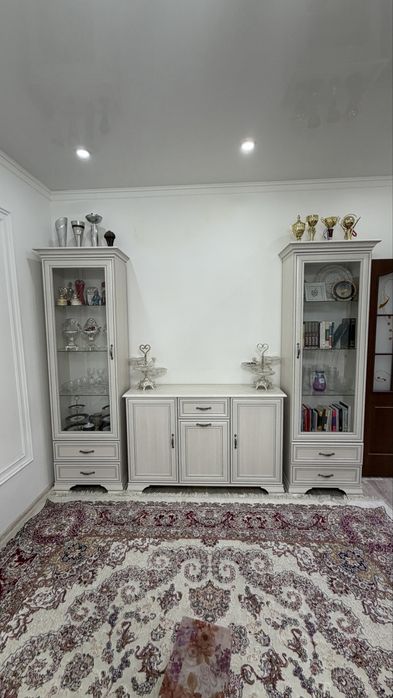 Витрина и комод для гостиной тиффани