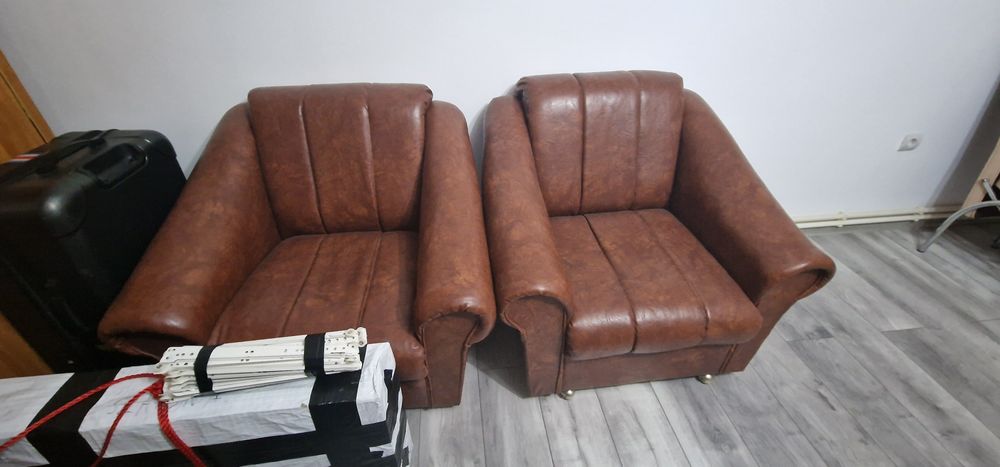 Vand mobila din lemn masiv!