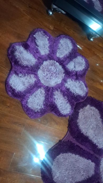 2 bucati floricele mivi si o floare mare pret 250 lei negociabil