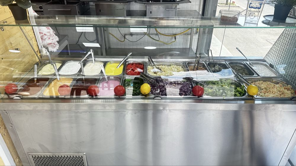 Fast food vitrina rece folosita in shaormeire ptr sosuri