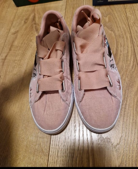 Продавам дамски маратонки