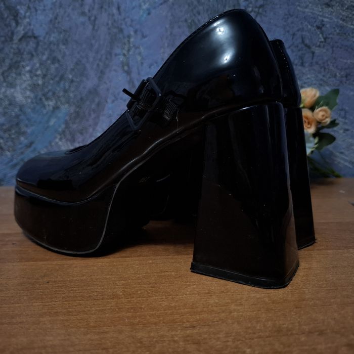 Каблуки на платформе и устойчивым каблуком