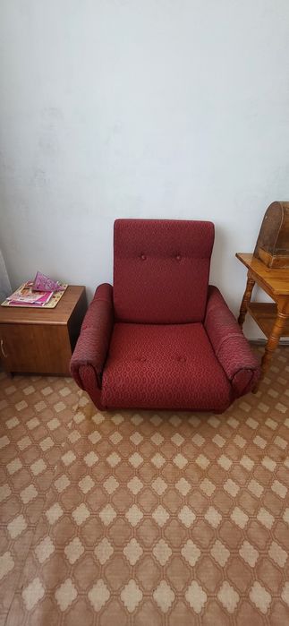 Отдам диван и кресло ДАРОМ.