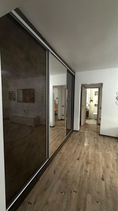 Inchiriez apartament cu 2 camere cu parcare