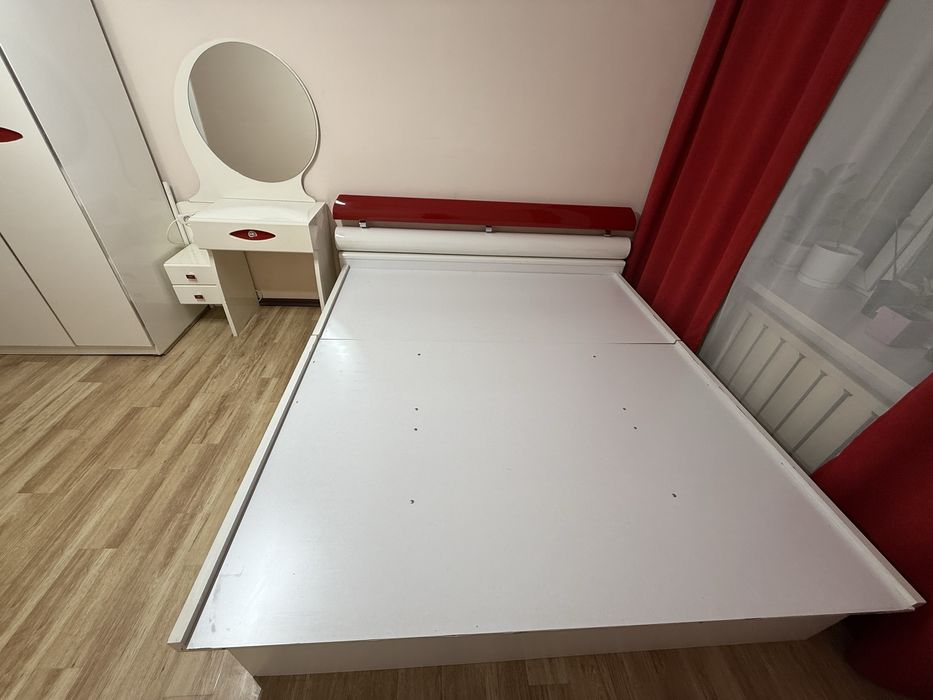 Кровать с туалетным столиком