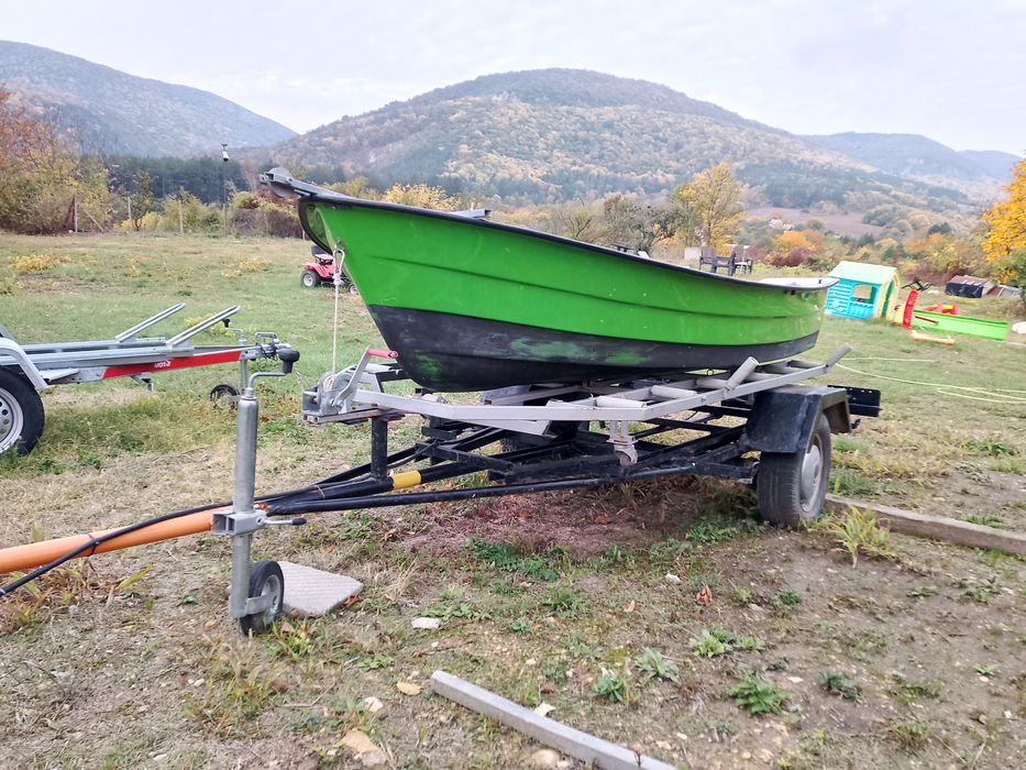 Лодка с колесар-регистриран