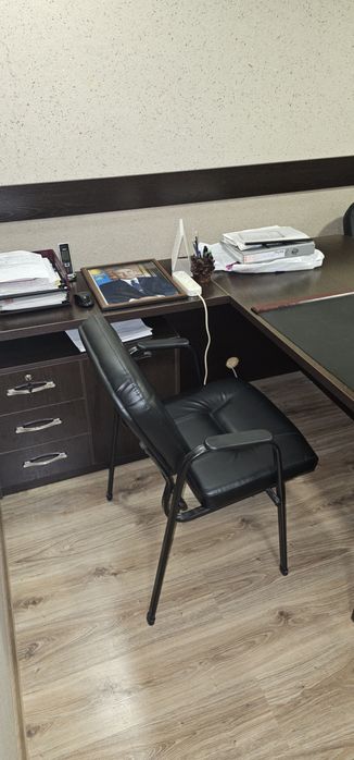 Офисные стулья кожа