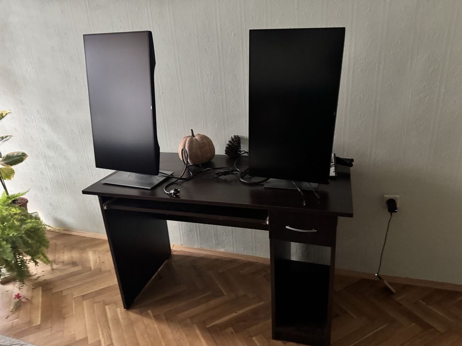 Бюро с чекмедже и табла