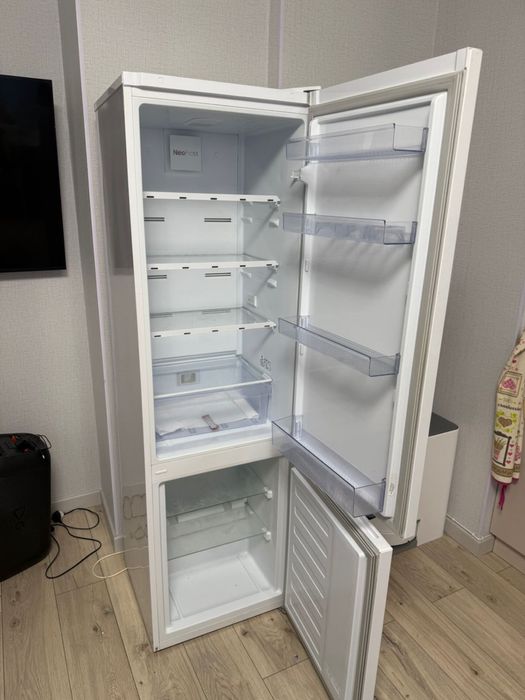 Холодильник BEKO (требует ремонт)