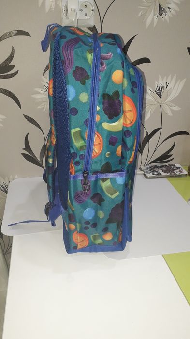 Rucsac cu mufă și cablu USB inclus, buzunare interioare și exterioare