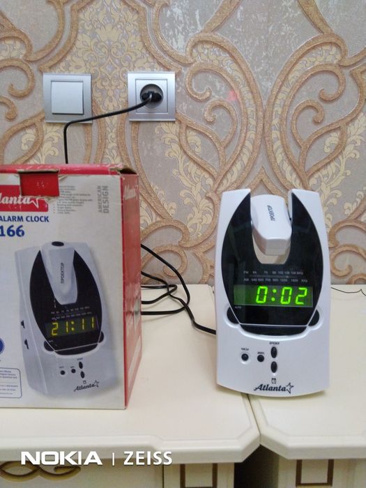 Продам часы электроныи проектор.будилник радио