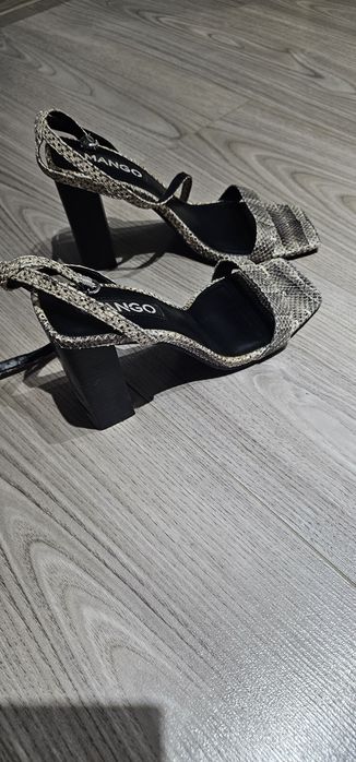 Продам босоножки 39 размер . Mango