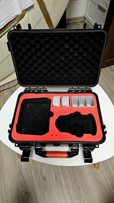 DJI Mini 3 Pro – geantă rigidă, hub încărcare și 2 baterii