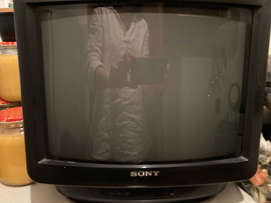 Два телевизора: SONY, HITACHI