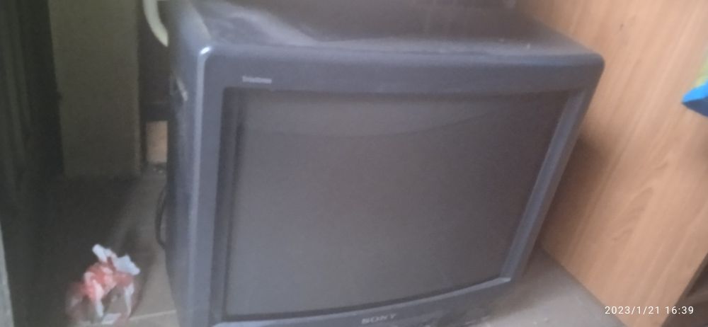 Продавам работещ телевизор sony blak trinitron 21 инча. Работещ !