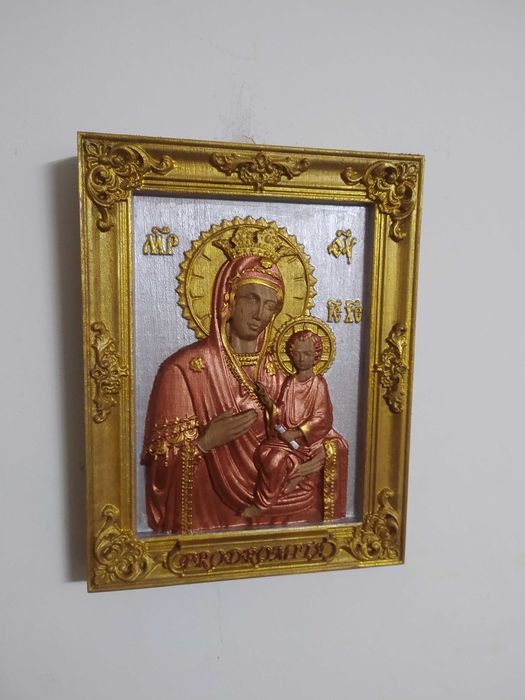 Icoana maicii domnului sculptata si pictata in trunchi de prun