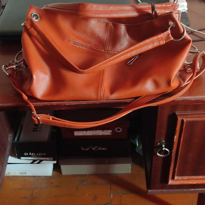 продаю женскую сумку, большая, вместительная, удобна для поездок.