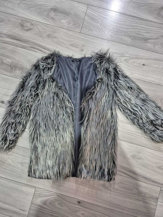 Aceasta este o jachetă din blană artificială gri