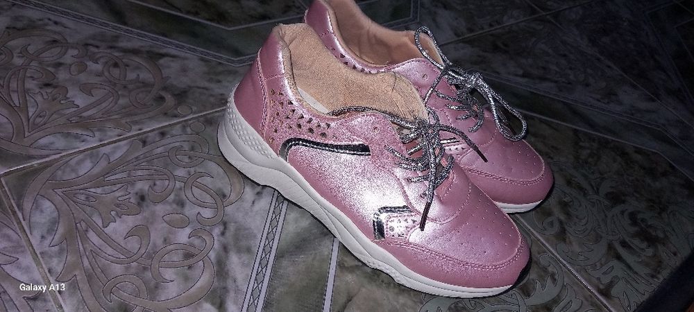 Маратонки-нови 39н