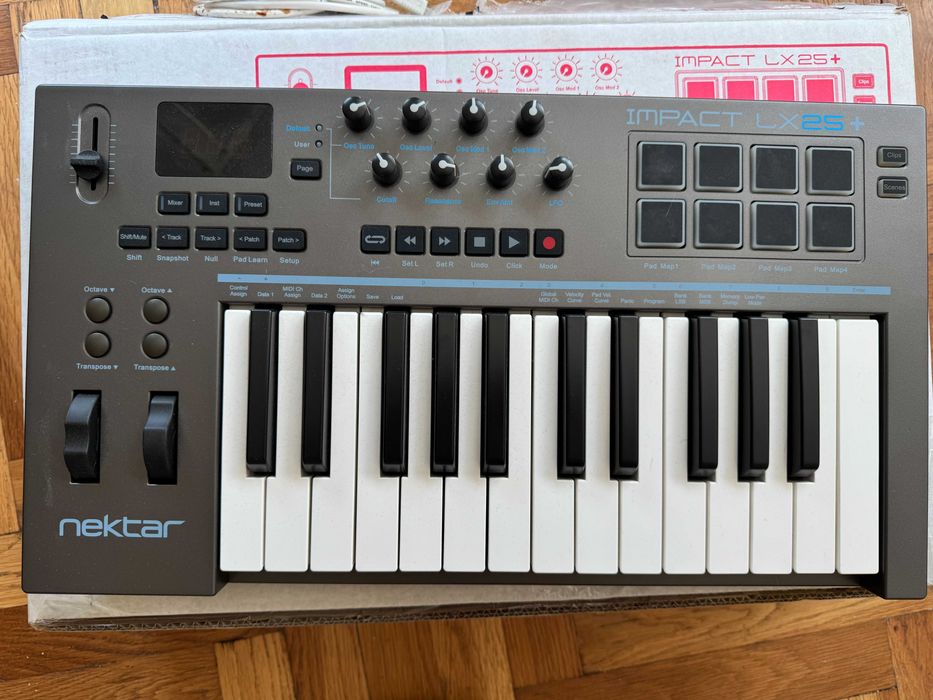 Nektar Impact LX25+ MIDI контролер