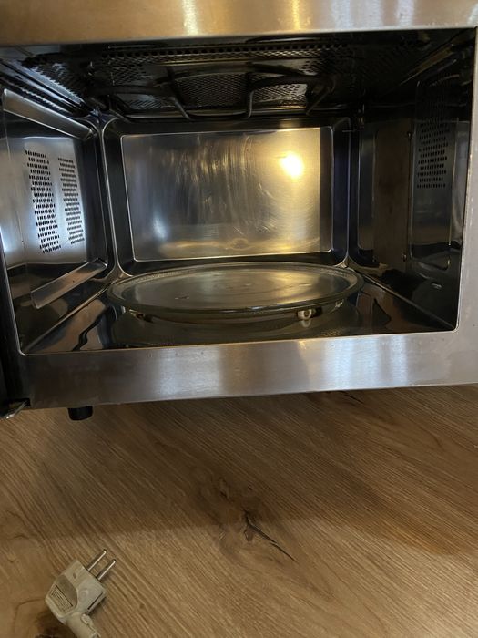 Готварска печка и милровълнова.