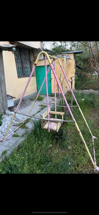 Качеля жеоезнвя продается