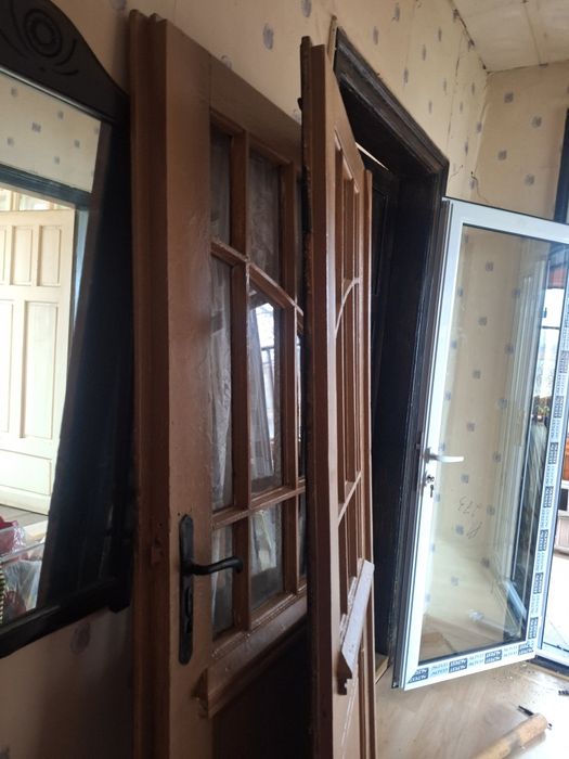 Стара двойна дървена врата