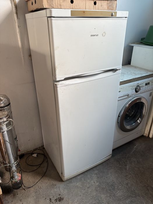 Холодильник Indesit в хорошем состоянии, рабочий