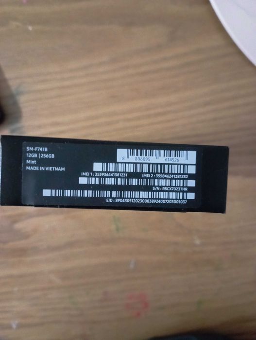 Продавам Samsung Galaxy Z Flip 6 - mint.