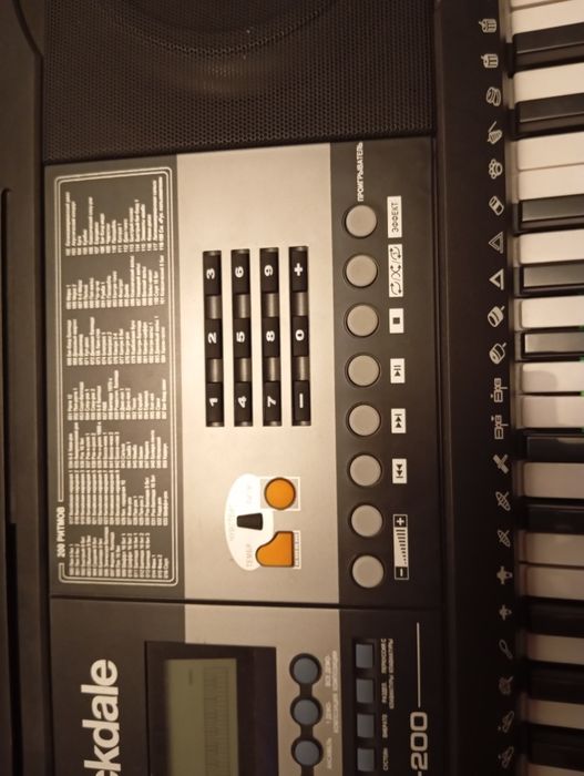 Продам синтезатор